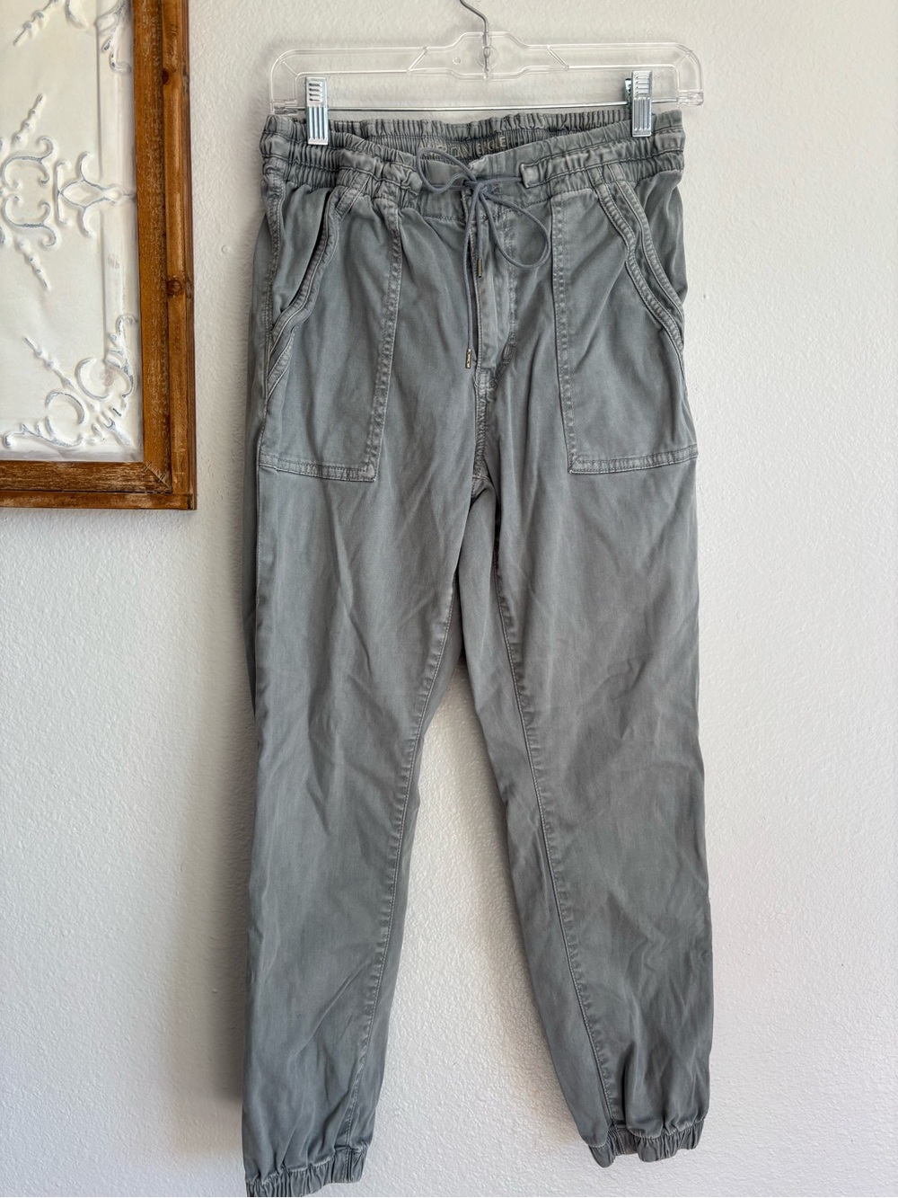 American Eagle Women’s Size 10 Short Pants Joggers Sage Green Tie Waist Pockets